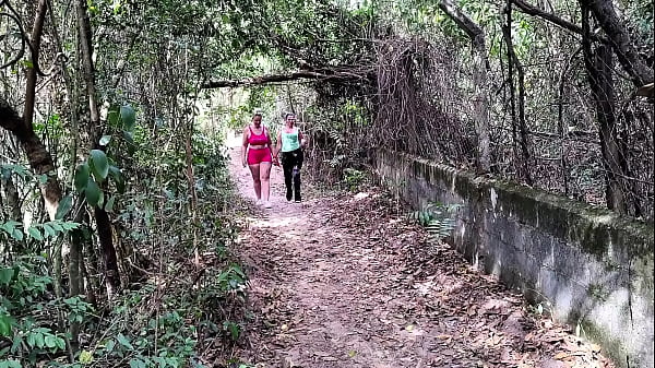Era para ser apenas uma caminhada na trilha da floresta virou putaria total duas lindas PORN STAR perseguiu um estanho fez orgias total em público